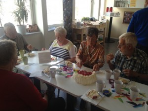 Eftersom projektledaren fyllde år så bjöd deltagarna på tårta!